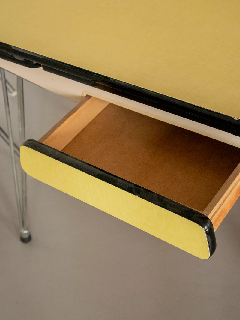 Karla, la table à manger en formica jaune N°1177