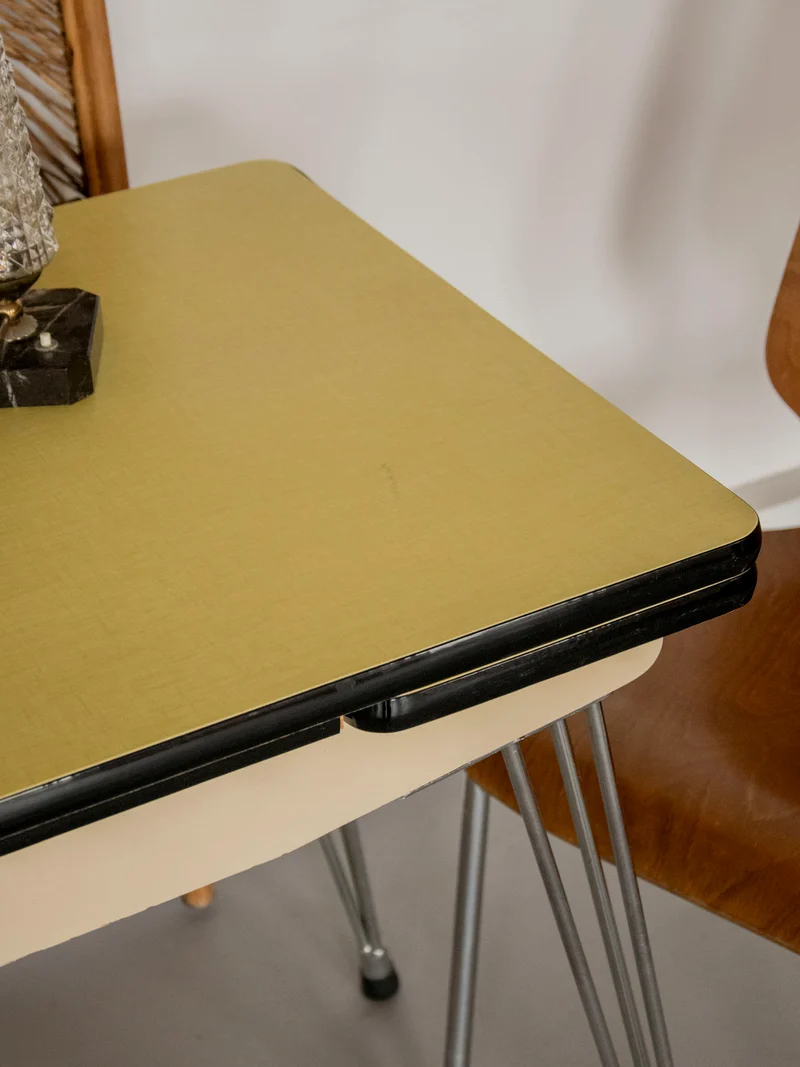 Karla, la table à manger en formica jaune N°1177
