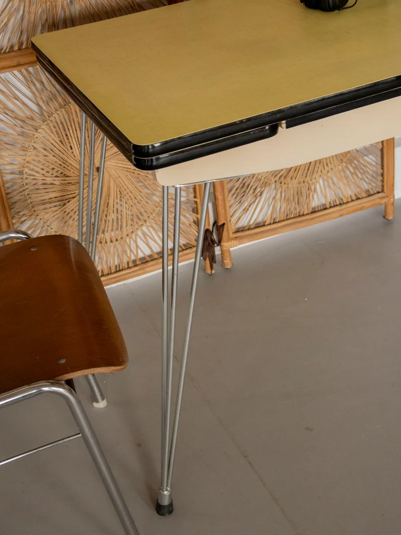 Karla, la table à manger en formica jaune N°1177