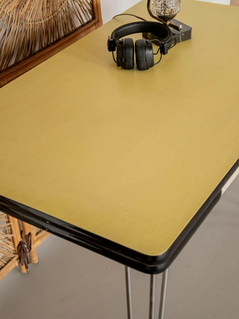 Karla, la table à manger en formica jaune N°1177