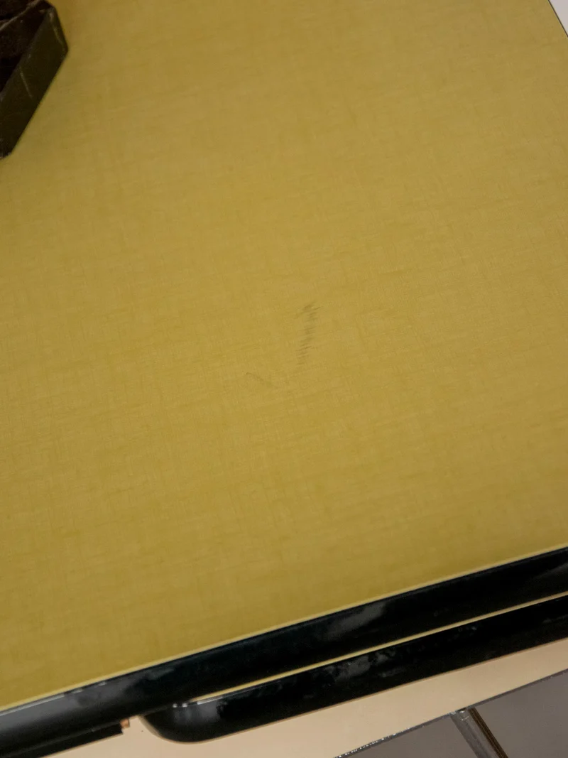 Karla, la table à manger en formica jaune N°1177