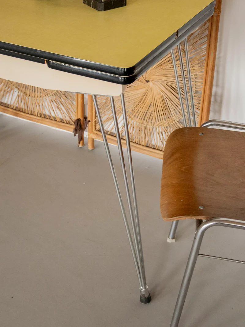 Karla, la table à manger en formica jaune N°1177