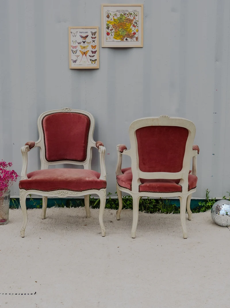 Ernest, la paire de fauteuils en bois et velours rose N°987
