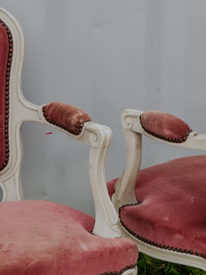 Ernest, la paire de fauteuils en bois et velours rose N°987