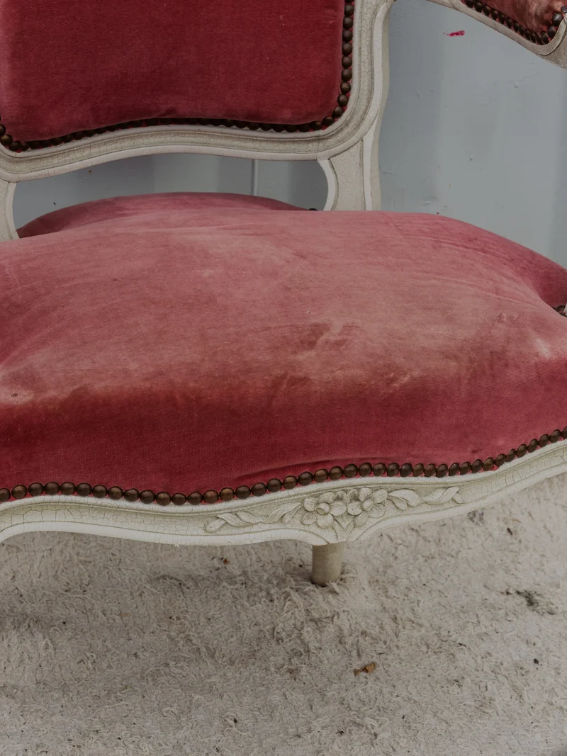 Ernest, la paire de fauteuils en bois et velours rose N°987