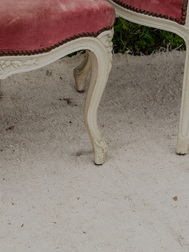 Ernest, la paire de fauteuils en bois et velours rose N°987