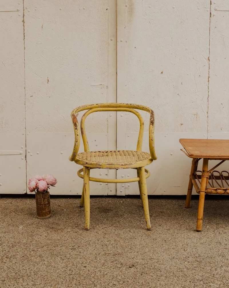 Ernest, le fauteuil en bois patiné jaune N°993