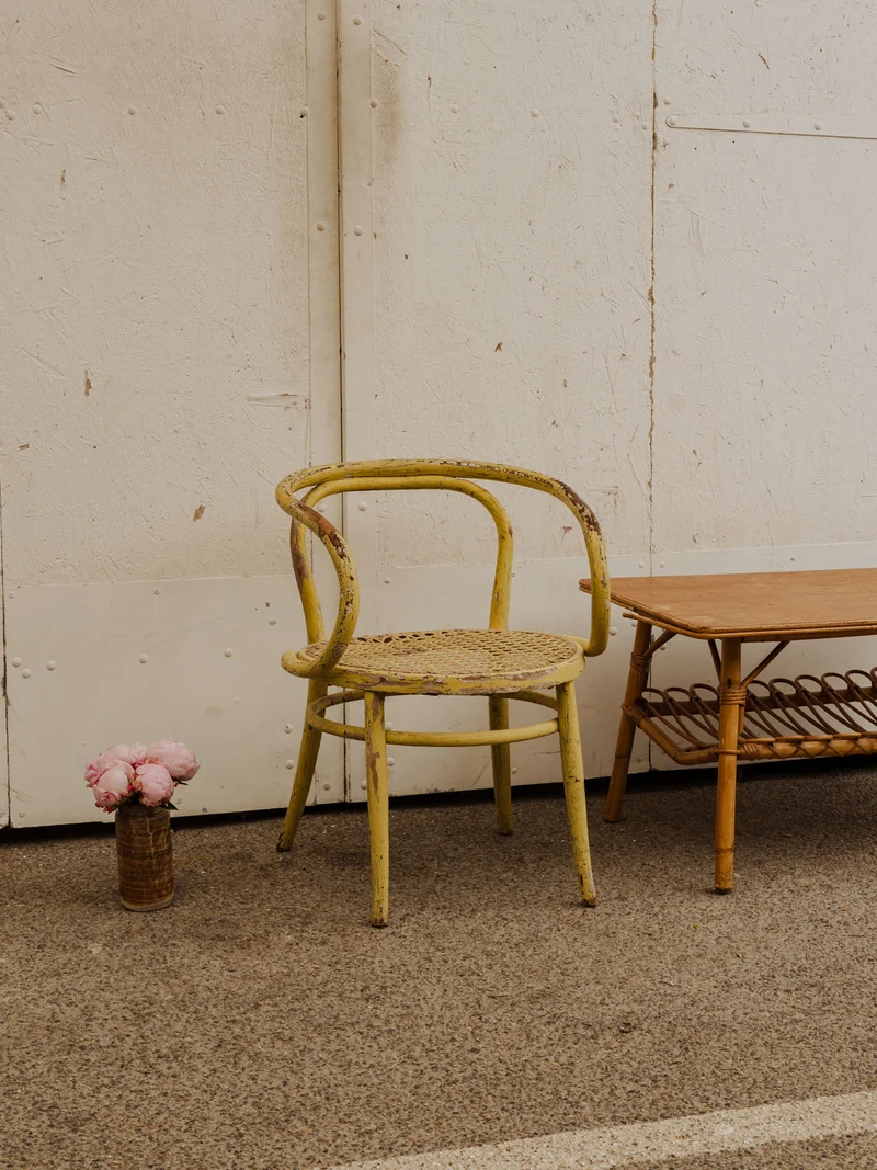 Ernest, le fauteuil en bois patiné jaune N°993