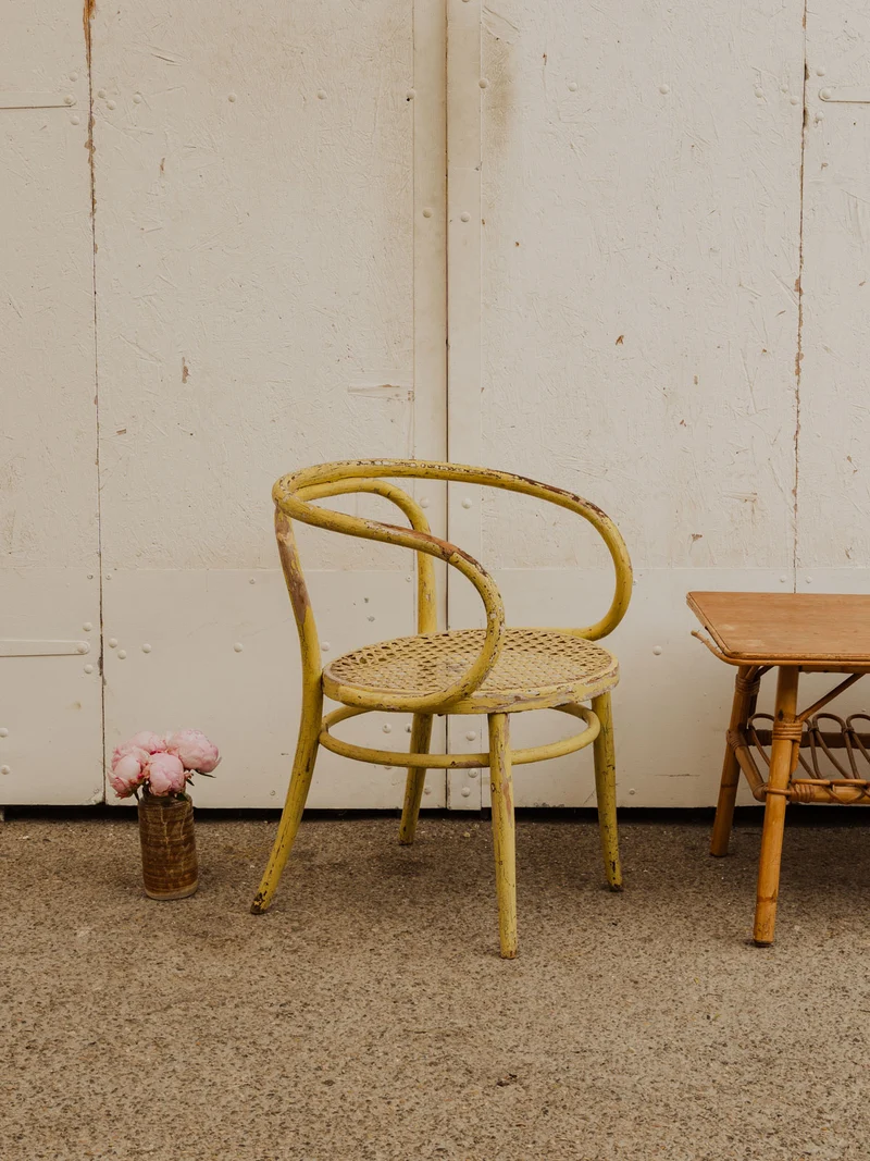 Ernest, le fauteuil en bois patiné jaune N°993