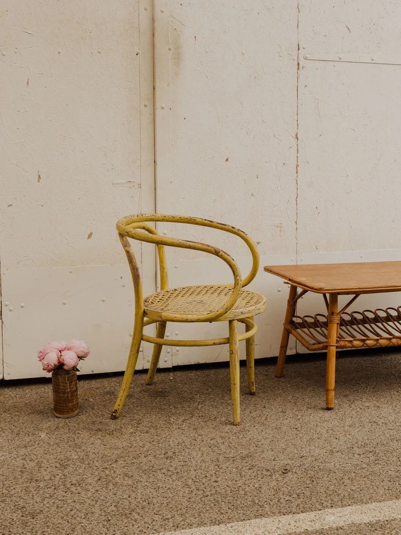 Ernest, le fauteuil en bois patiné jaune N°993