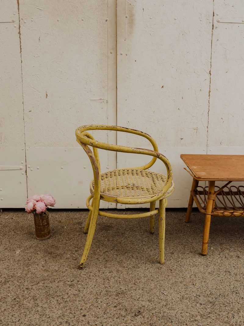 Ernest, le fauteuil en bois patiné jaune N°993