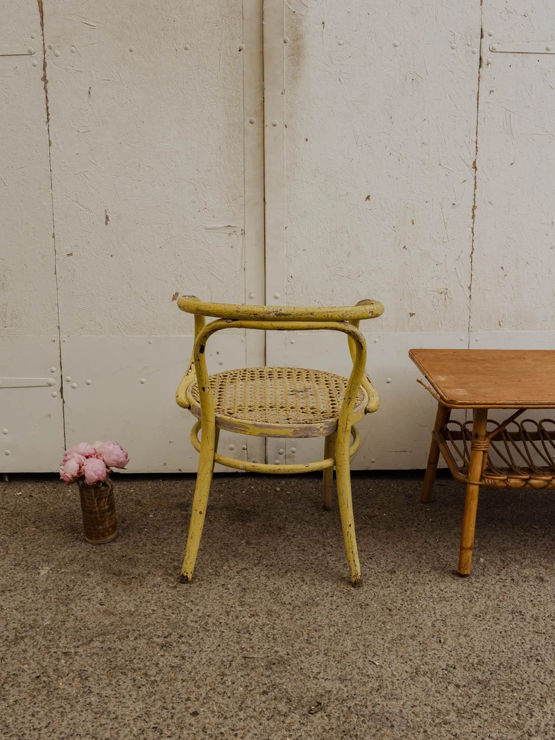 Ernest, le fauteuil en bois patiné jaune N°993