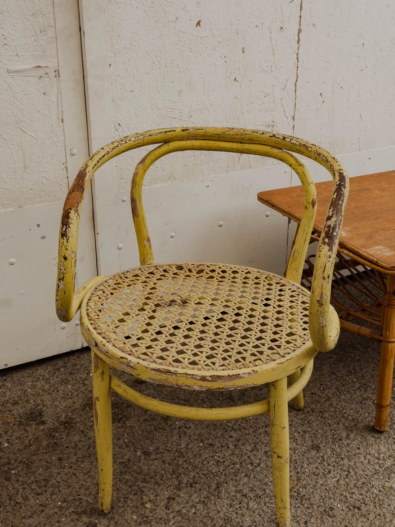 Ernest, le fauteuil en bois patiné jaune N°993