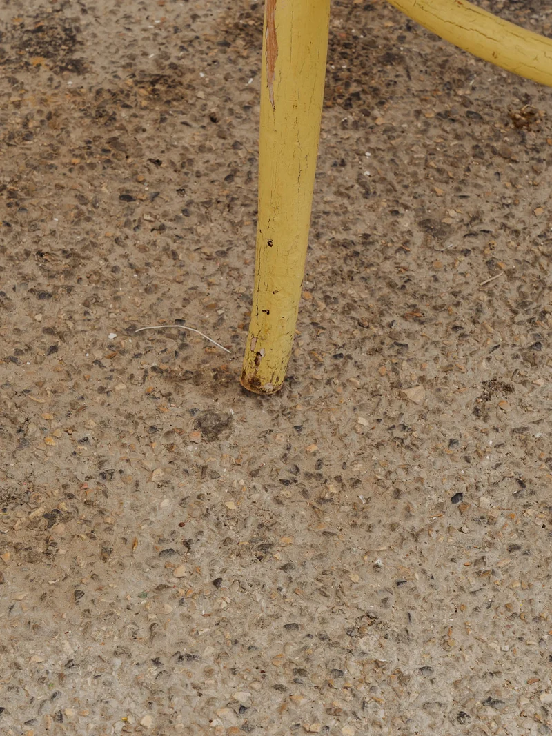 Ernest, le fauteuil en bois patiné jaune N°993