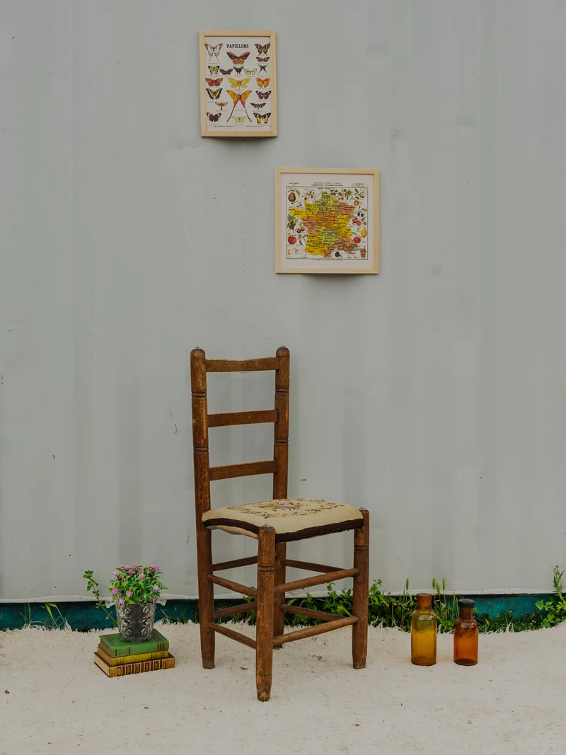 Claude, la chaise en bois et tissu brodé N°1296
