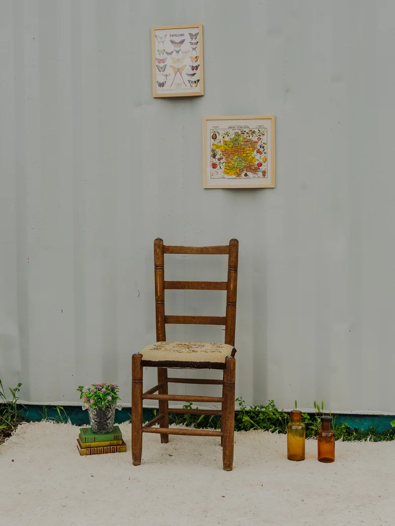 Claude, la chaise en bois et tissu brodé N°1296