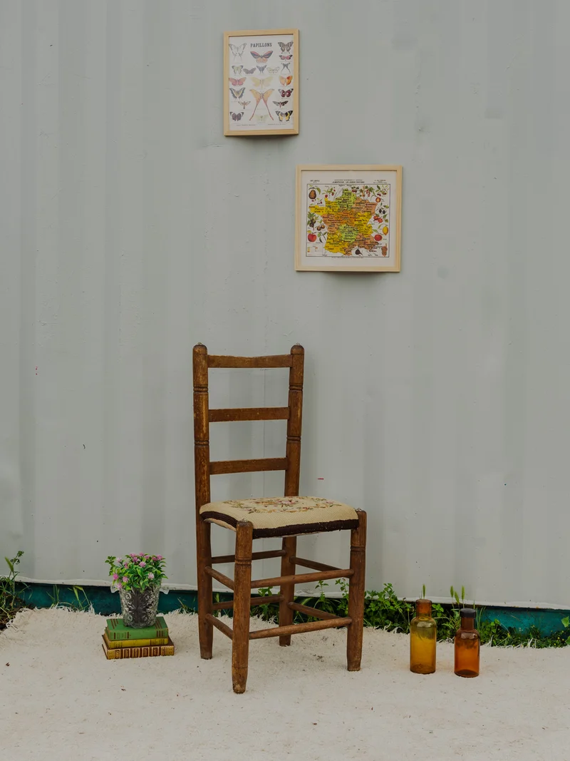 Claude, la chaise en bois et tissu brodé N°1296
