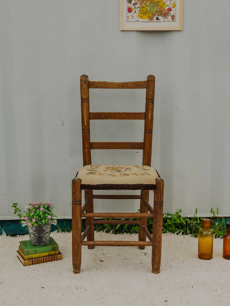 Claude, la chaise en bois et tissu brodé N°1296