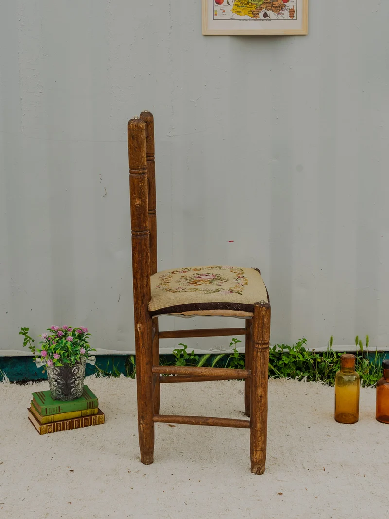 Claude, la chaise en bois et tissu brodé N°1296