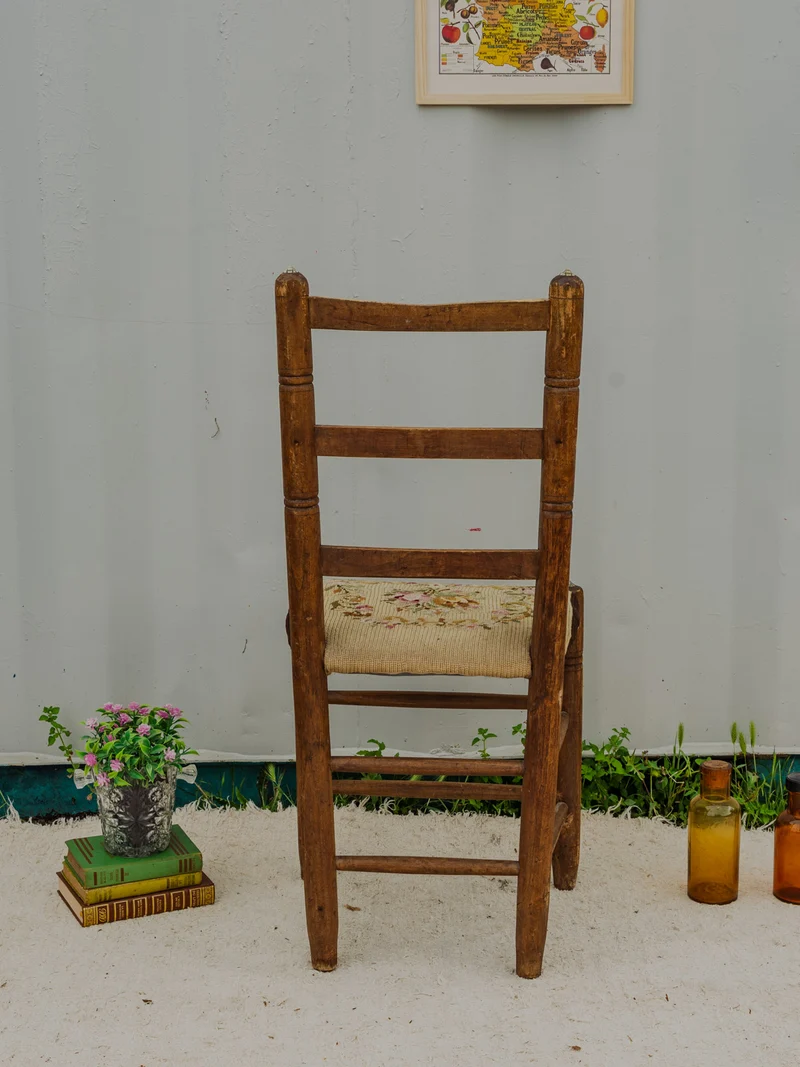 Claude, la chaise en bois et tissu brodé N°1296