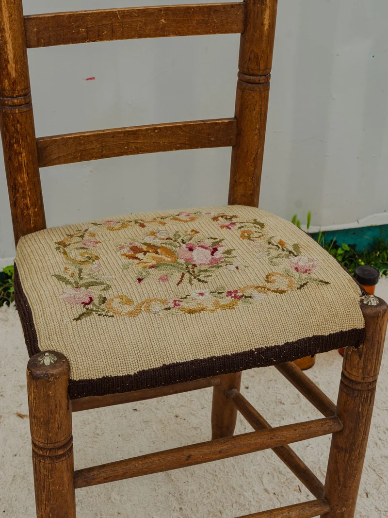 Claude, la chaise en bois et tissu brodé N°1296