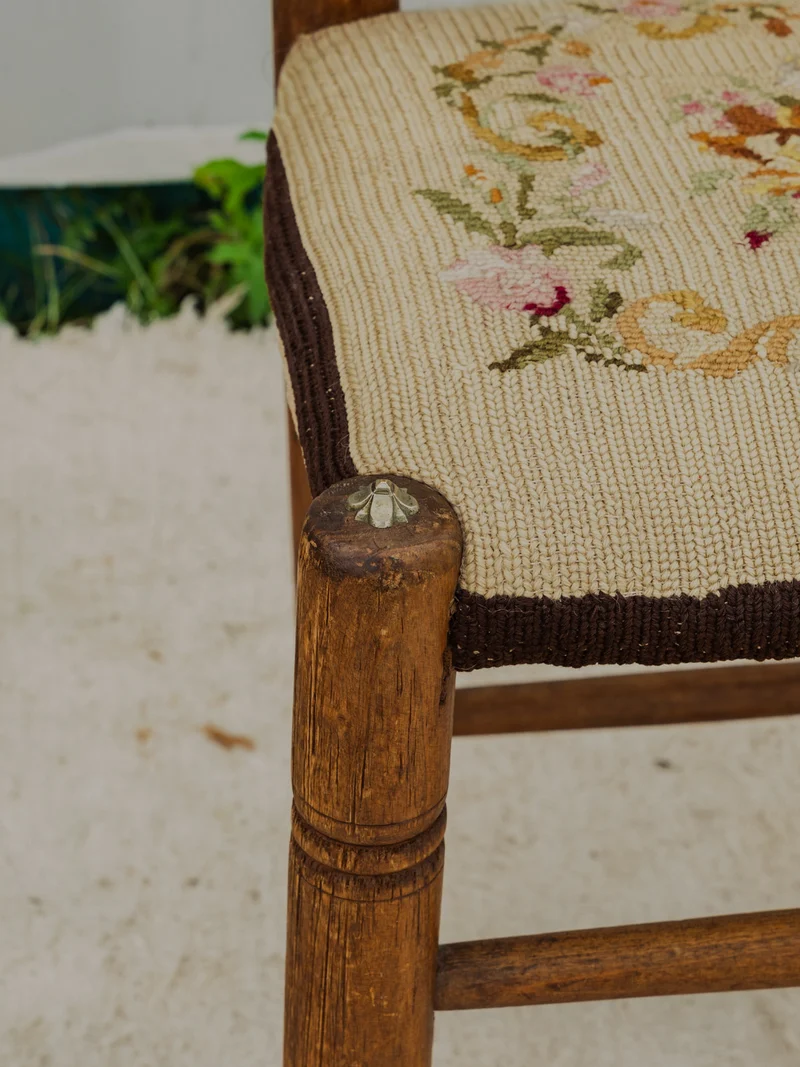 Claude, la chaise en bois et tissu brodé N°1296