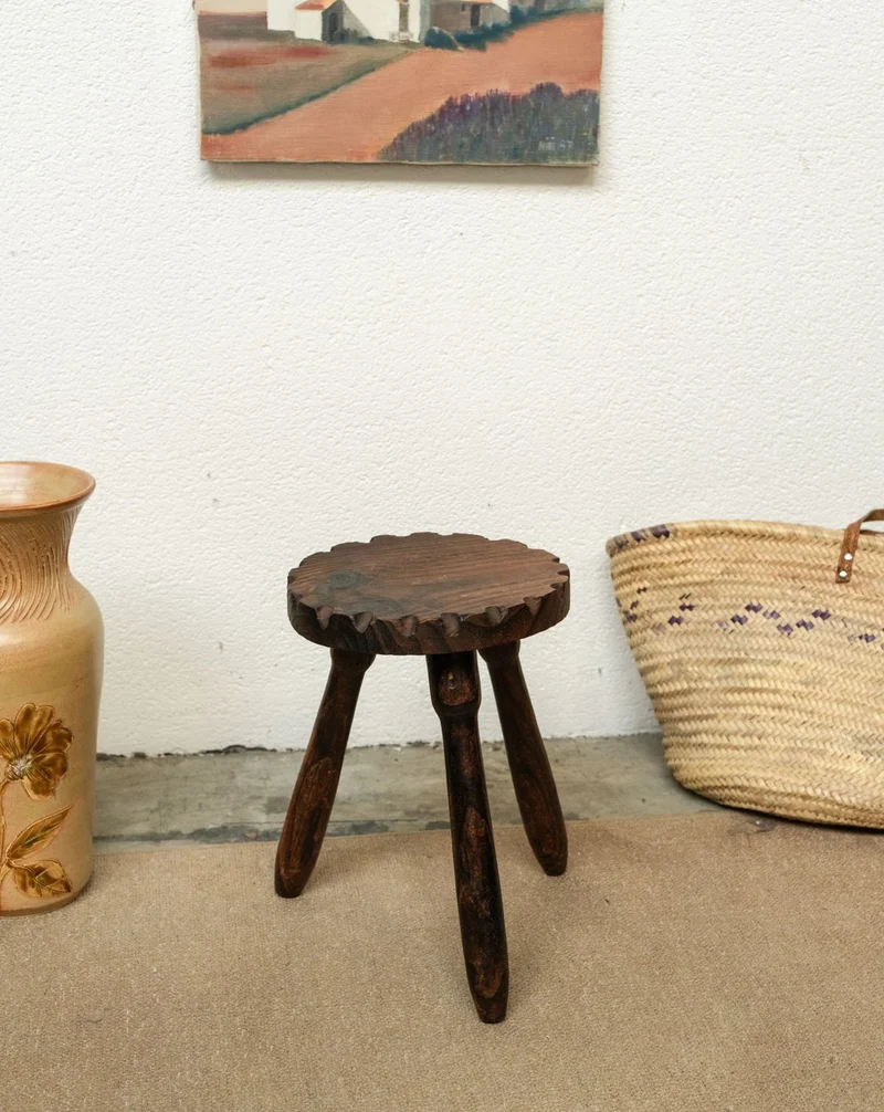 Regis, le petit tabouret en bois N°1384