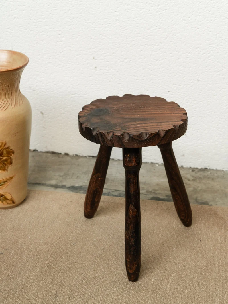 Regis, le petit tabouret en bois N°1384