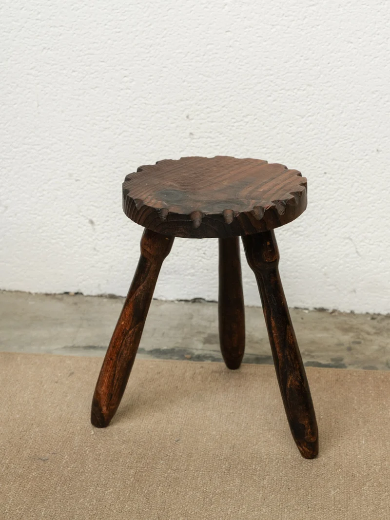 Regis, le petit tabouret en bois N°1384