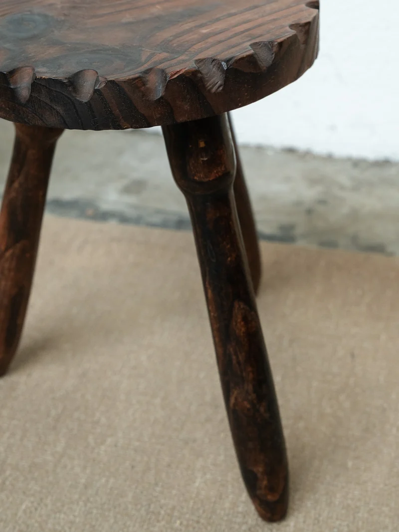 Regis, le petit tabouret en bois N°1384