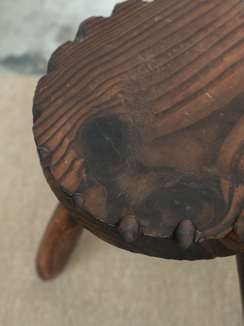 Regis, le petit tabouret en bois N°1384