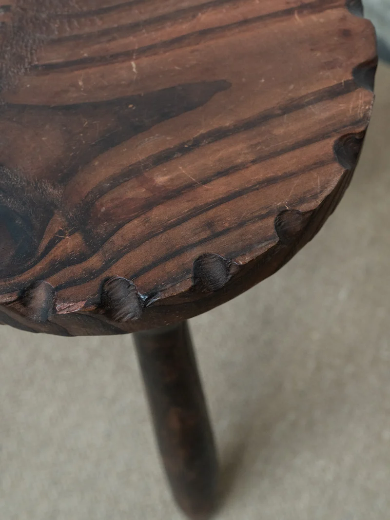 Regis, le petit tabouret en bois N°1384