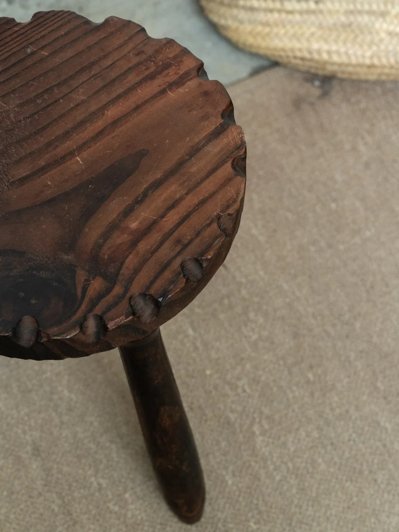 Regis, le petit tabouret en bois N°1384