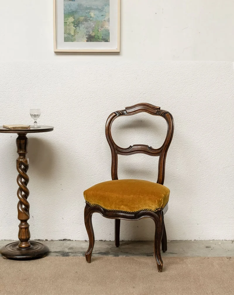 Claude, la chaise en bois et velours N°1306