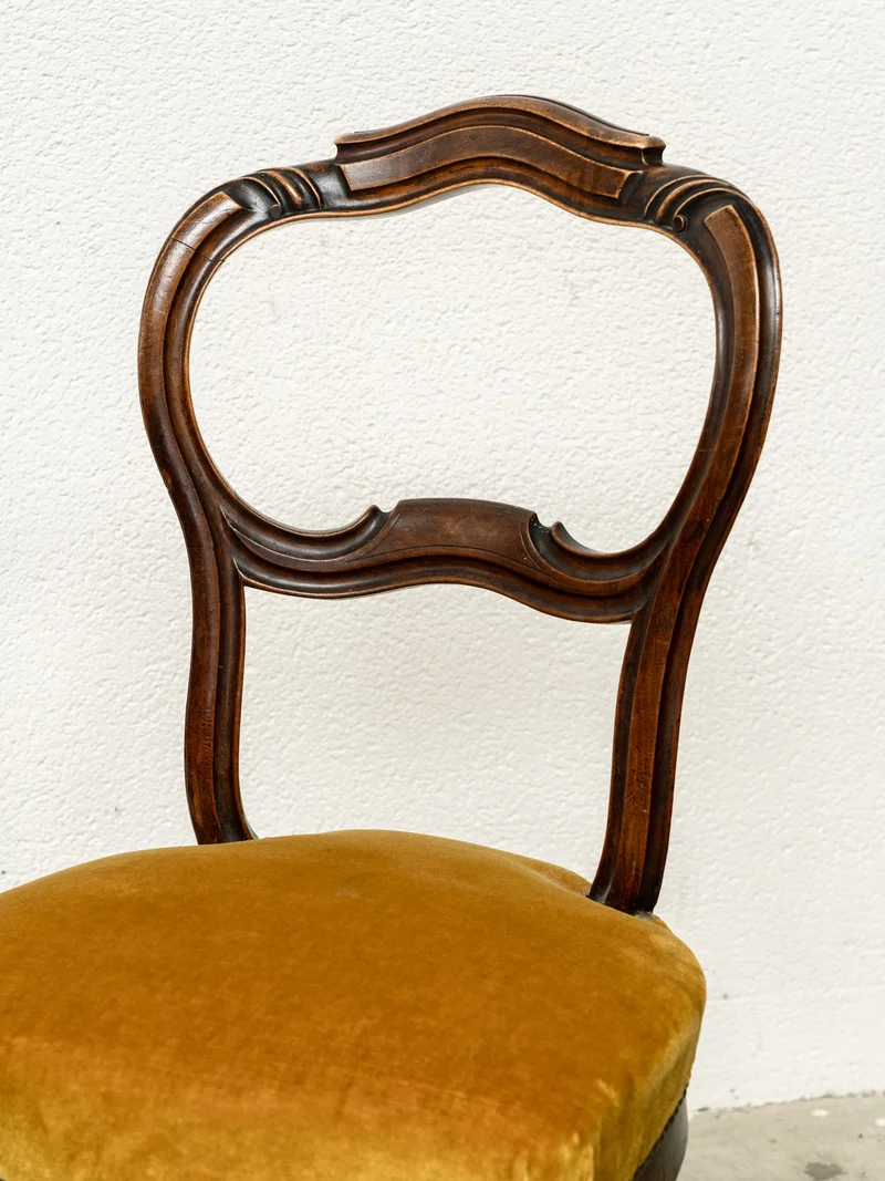 Claude, la chaise en bois et velours N°1306