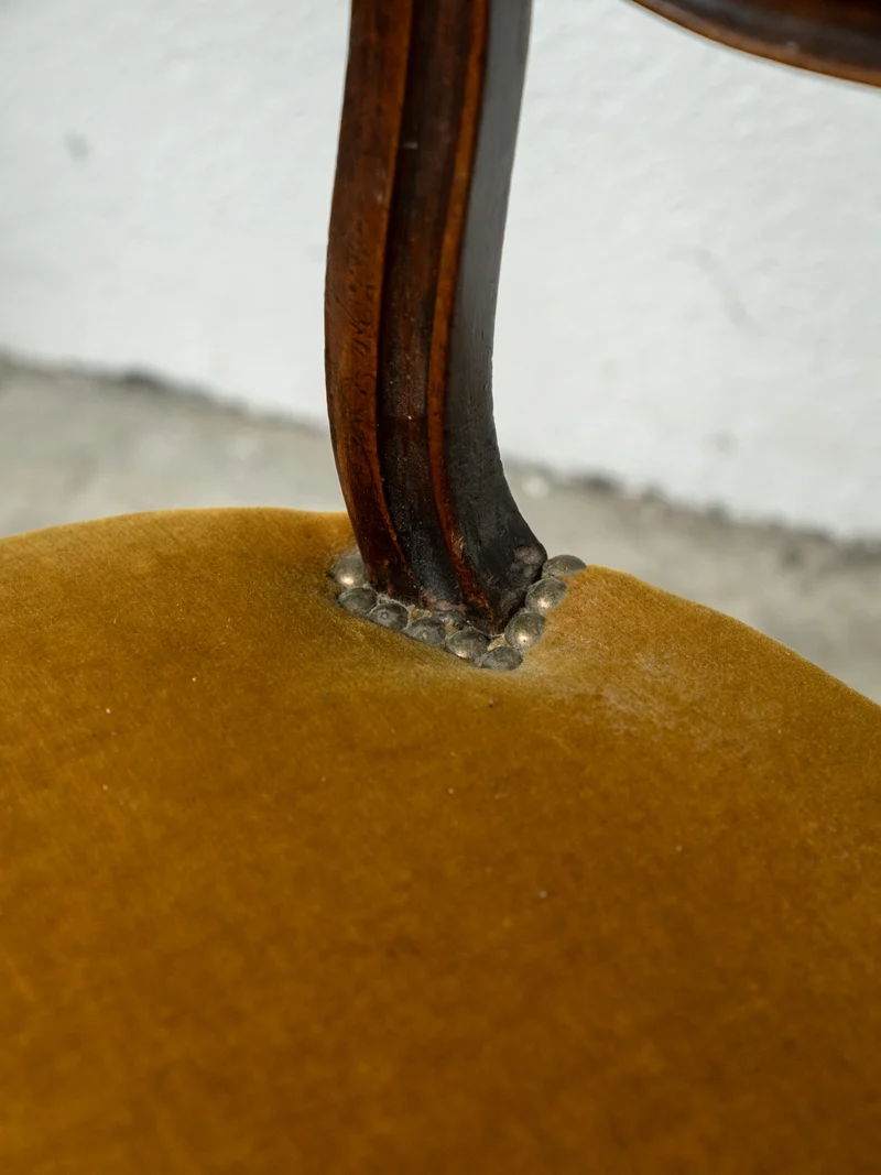 Claude, la chaise en bois et velours N°1306