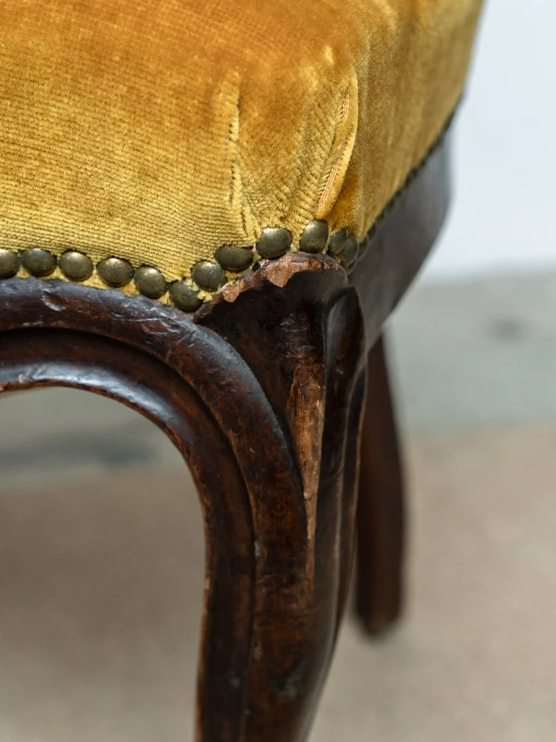 Claude, la chaise en bois et velours N°1306