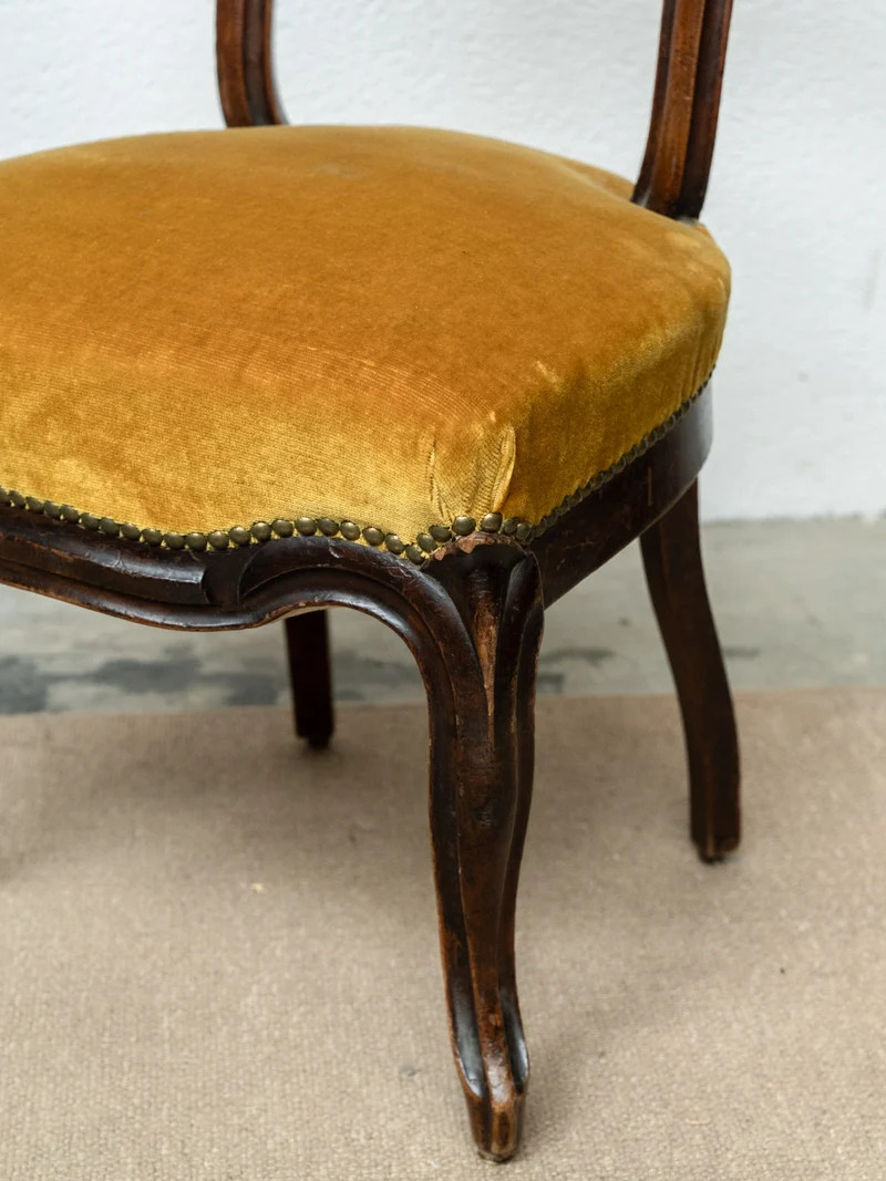 Claude, la chaise en bois et velours N°1306
