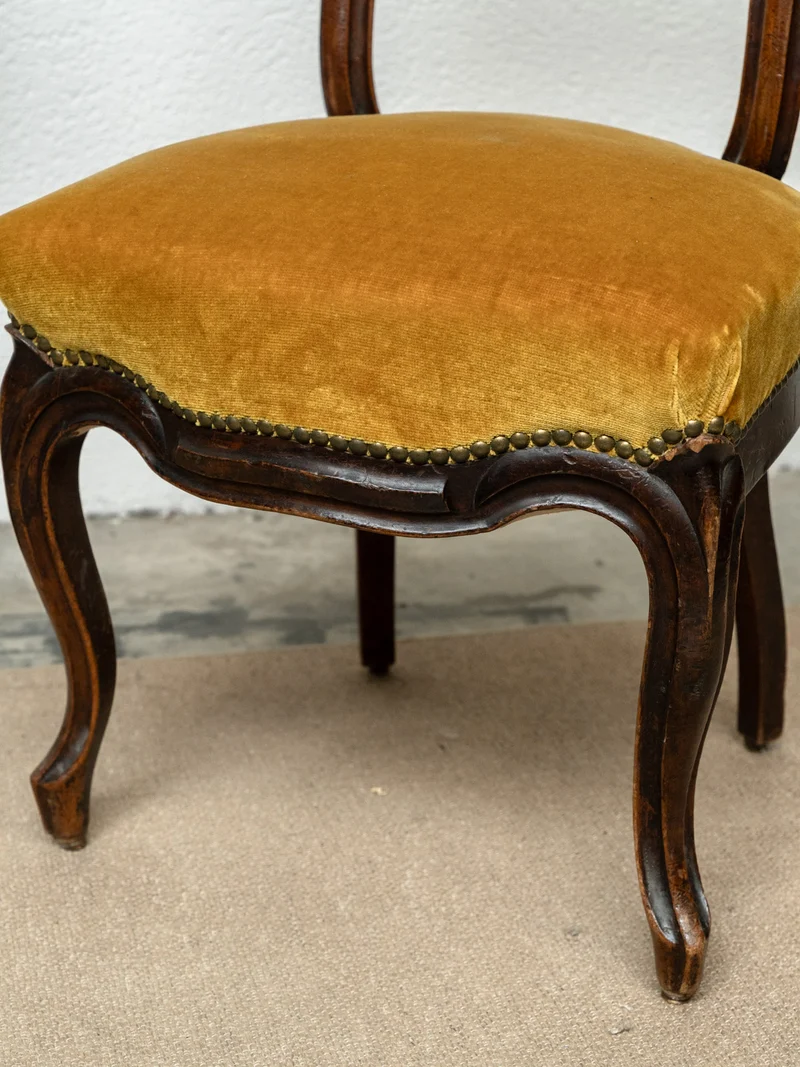 Claude, la chaise en bois et velours N°1306