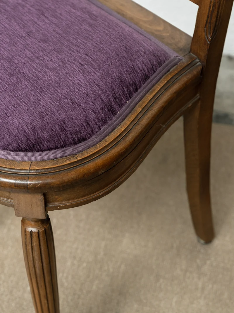 Claude, la paire de chaises en bois et velours N°1304