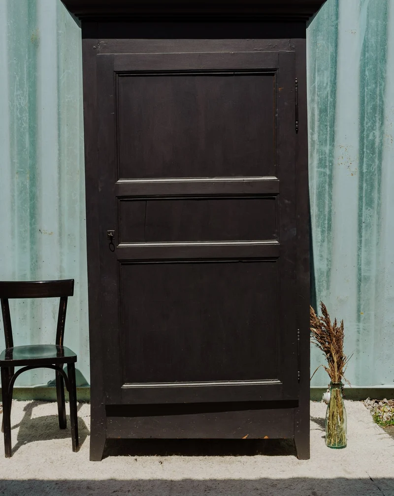 Blandine, la bonnetière en bois noir N°433