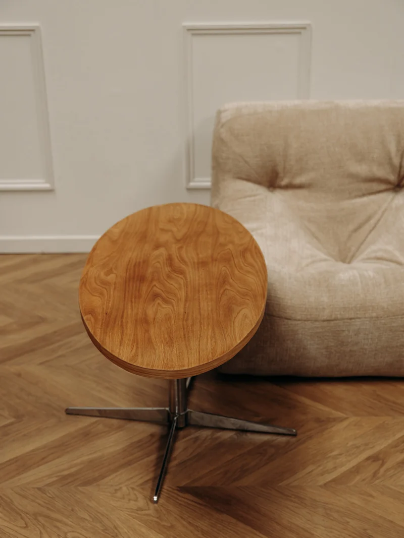 Donna, la table basse ovale au piétement métallique N°987