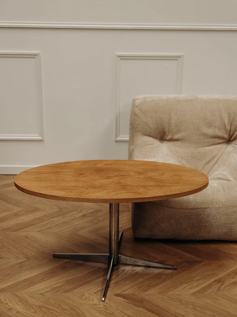 Donna, la table basse ovale au piétement métallique N°987