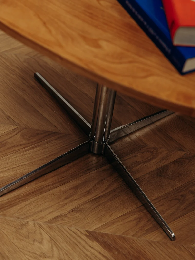 Donna, la table basse ovale au piétement métallique N°987
