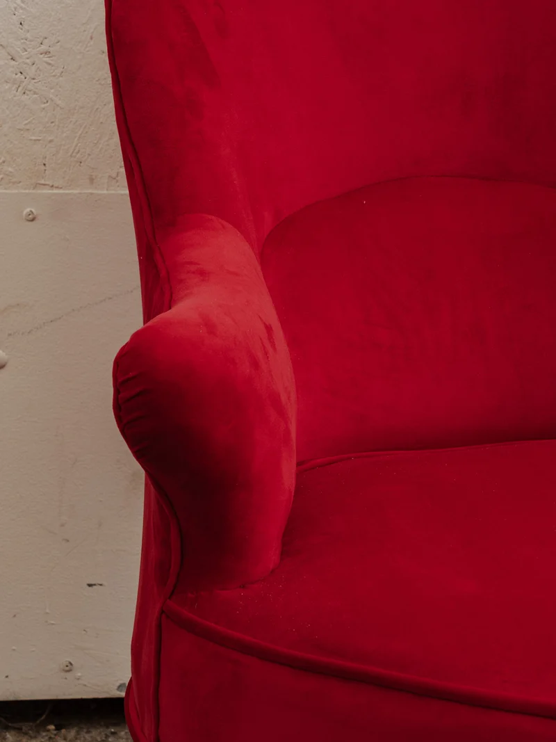 Ernest, le fauteuil en velours rouge N°994