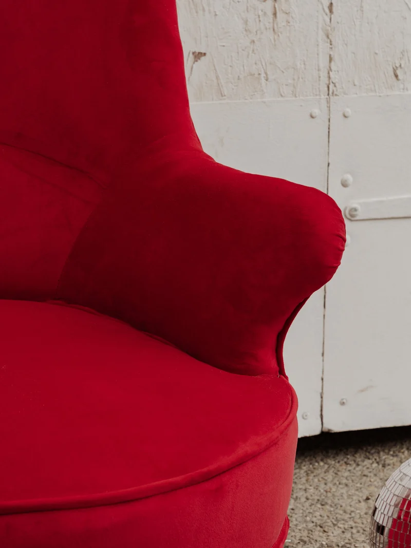 Ernest, le fauteuil en velours rouge N°994