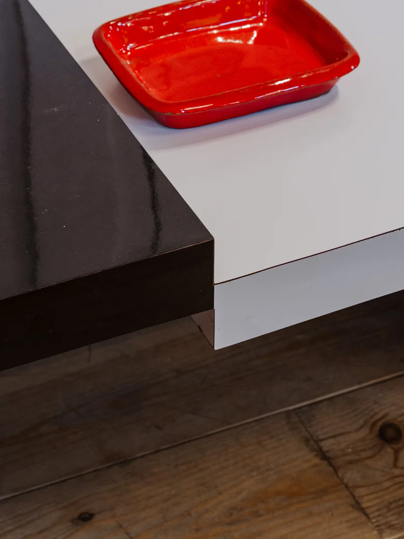 Donna, la table basse en bois noir et blanc N°983