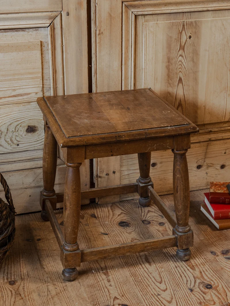 Regis, le tabouret en bois N°1365