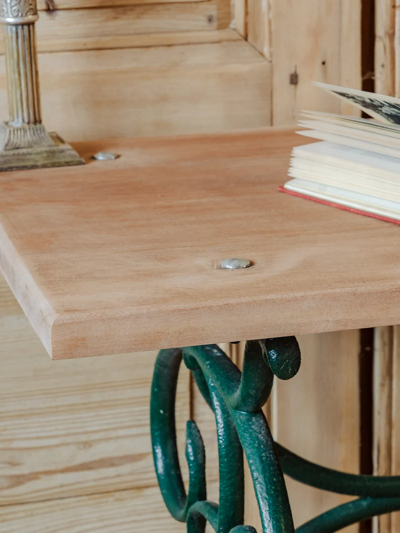 Francine, la table d'appoint en bois et fer vert N°945