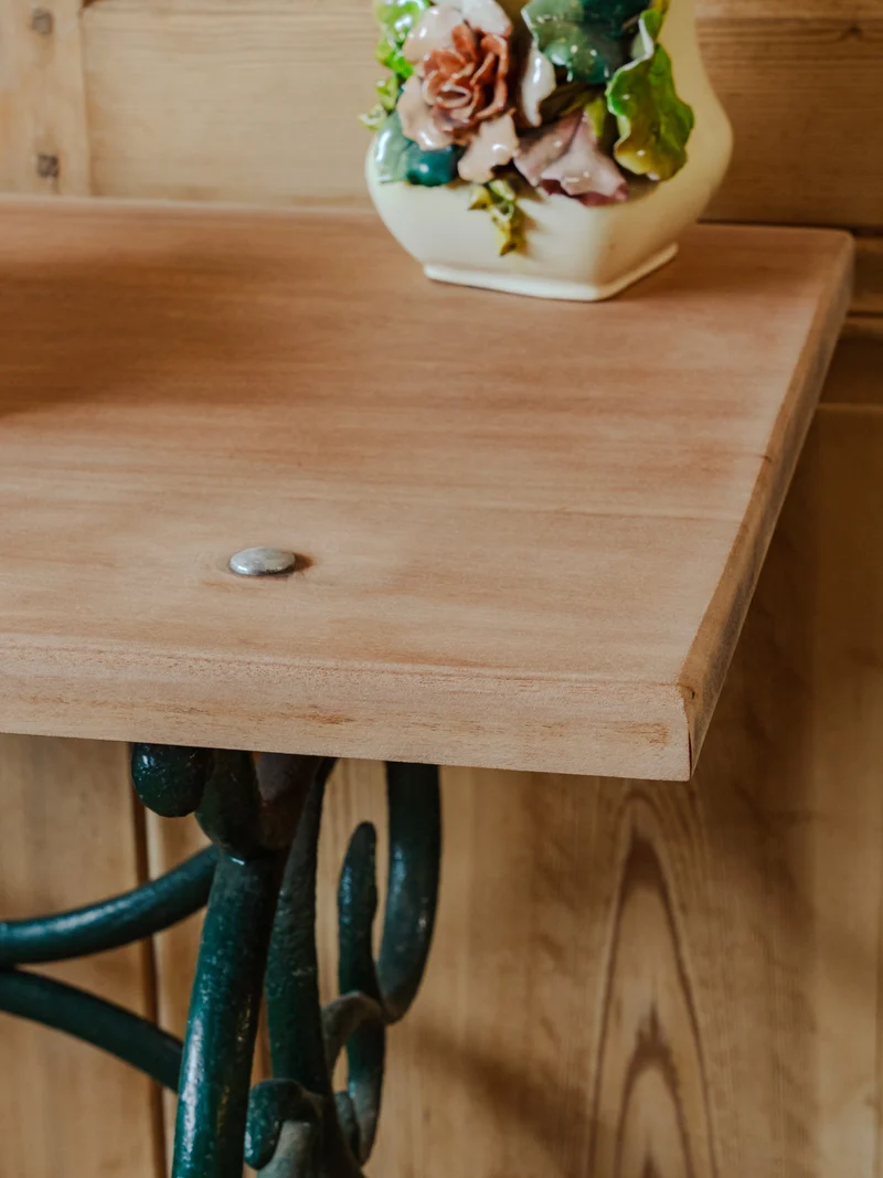 Francine, la table d'appoint en bois et fer vert N°945